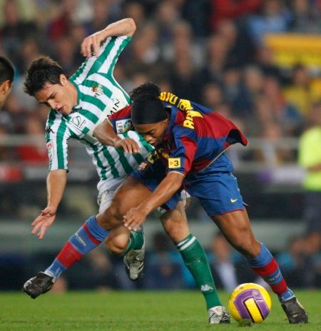 Ronaldinho bojuje o míč s Danielem Somozou