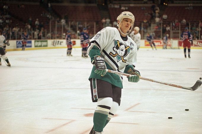 Paul Kariya v dresu Anaheim Mighty Ducks v sezoně 1996-97