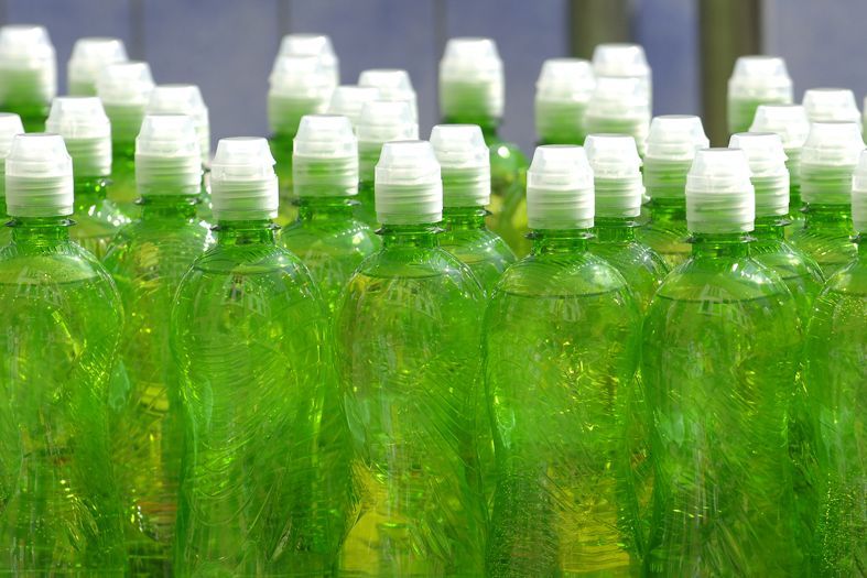 Plastové zelené láhve