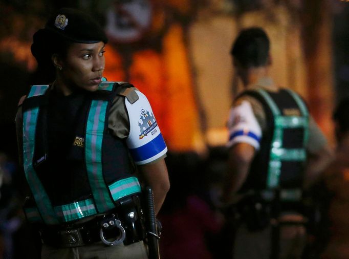 Policisté před stadionem Indepencia v Belo Horizonte.