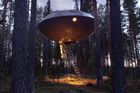V oblasti Harads na severu Švédska si lidé mohou splnit dětský sen a strávit noc v létajícím talíři UFO. Dostanou se do něj pomocí zatahovacího žebříku a uvnitř je čekají dvě ložnice až pro čtyři osoby, koupelna i obývací pokoj.