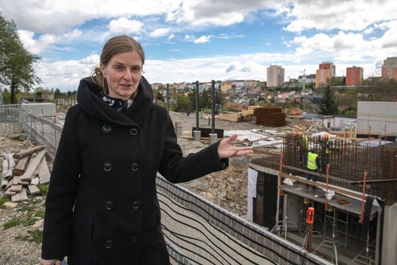 Opoziční zastupitelka Anna Gamanová u přestavovaného nádraží Kladno-Ostrovec.