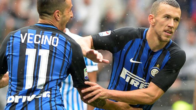 Ivan Perišič a Matias Vecino slaví gól Interu