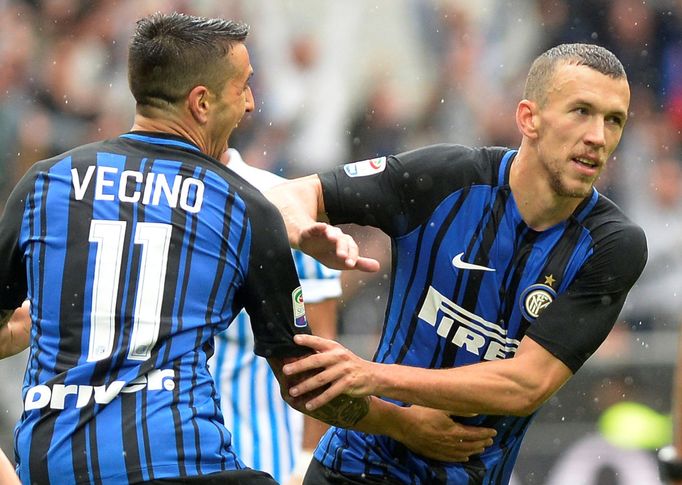 Ivan Perišič a Matias Vecino slaví gól Interu