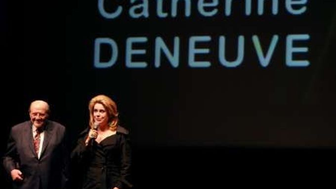 Francouzská herečka Catherine Deneuveová děkuje publiku poté, co obdržela čestnou cenu za filmové umění na Filmovém festivalu v Istanbulu.