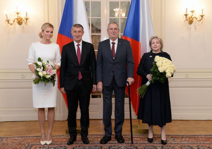 Prezident Miloš Zeman s chotí Ivanou (vpravo) a premiér Andrej Babiš s manželkou Monikou pózují fotografům před společným obědem 3. ledna 2019 na zámku v Lánech.