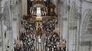 Britain's Queen Elizabeth (centre, bottom) arrives for a thanksgiving service to mark her Diamond Jubilee at St Paul's Cathedral in central London June 5, 2012. Four days of nationwide celebrations during which millions of people have turned out to mark the Queen's Diamond Jubilee conclude on Tuesday with a church service and carriage procession through central London. REUTERS/Jeff J Mitchell/Pool (BRITAIN - Tags: ANNIVERSARY ENTERTAINMENT SOCIETY ROYALS POLITICS) Published: Čer. 5, 2012, 10:13 dop.