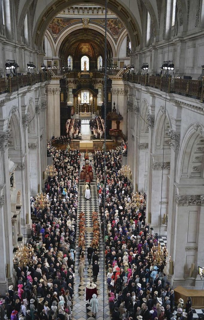 Britain's Queen Elizabeth (centre, bottom) arrives for a thanksgiving service to mark her Diamond Jubilee at St Paul's Cathedral in central London June 5, 2012. Four days of nationwide celebrations during which millions of people have turned out to mark the Queen's Diamond Jubilee conclude on Tuesday with a church service and carriage procession through central London. REUTERS/Jeff J Mitchell/Pool (BRITAIN - Tags: ANNIVERSARY ENTERTAINMENT SOCIETY ROYALS POLITICS) Published: Čer. 5, 2012, 10:13 dop.