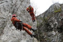 Český horolezec spadl v Rakousku ze skály a vážně se zranil