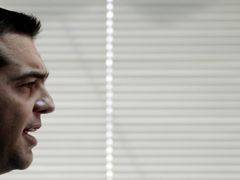 Šéf radikální levice Tsipras, který odmítá dosavadní vládní škrty, zřejmě vyhraje předčasné volby.