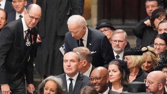 Joe Biden na pohřbu Alžběty II., za ním Petr Fiala, před ním Andrzej Duda.