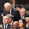 Joe Biden na pohřbu Alžběty II., za ním Petr Fiala.
