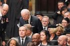 Joe Biden na pohřbu Alžběty II., za ním Petr Fiala.