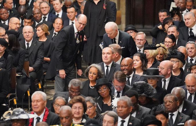 Joe Biden na pohřbu Alžběty II., za ním Petr Fiala.