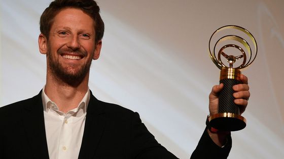 Pilot F1 Romain Grosjean převzal cenu za celoživotní přínos na vyhlášení ankety Zlatý volant za rok 2019