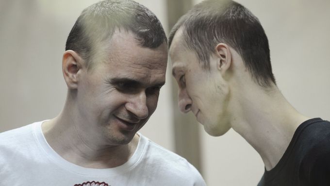 Ruský soud poslal ukrajinského režiséra Olega Sencova na dvacet let do vězení za údajný terorismus. Sencov a jeho kolega Andrej Kolčenko, který dostal 10 let, považují soud za politicky zmanipulovaný.