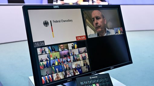 Ukrajinský prezident Volodymyr Zelenskyj a německý kancléř Friedrich Merz se účastní videokonference evropských a světových vůdců o válce na Ukrajině, 13. srpna 2025.