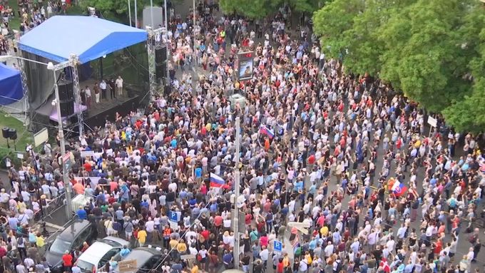 Tisíce lidí demonstrovaly v Bratislavě na památku Kuciaka i za svobodu veřejnoprávních médií