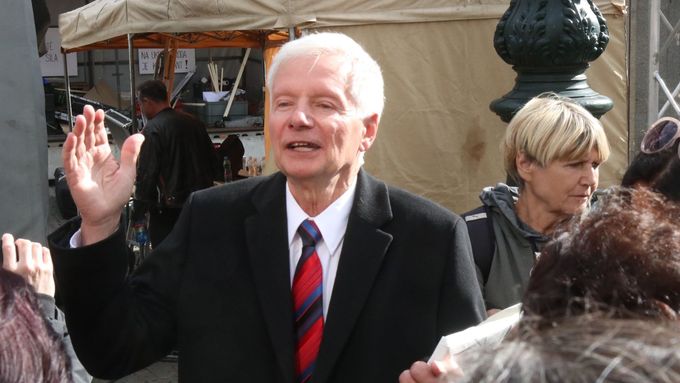 Aktuálně.cz zachytilo chvíle, kdy Miroslav Sládek mluvil na demonstraci, během které byl představený jako možný kandidát na prezidenta.