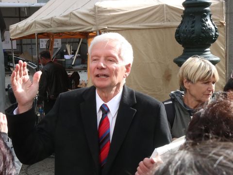 Sládek na Hrad, znělo po 30 letech náměstím. Lidé podepisovali petici, aby kandidoval