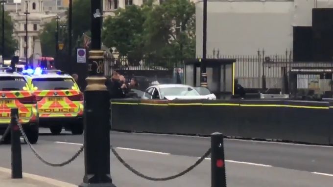 Svědek natočil dopadení řidiče, který najel autem do bariér před londýnským parlamentem