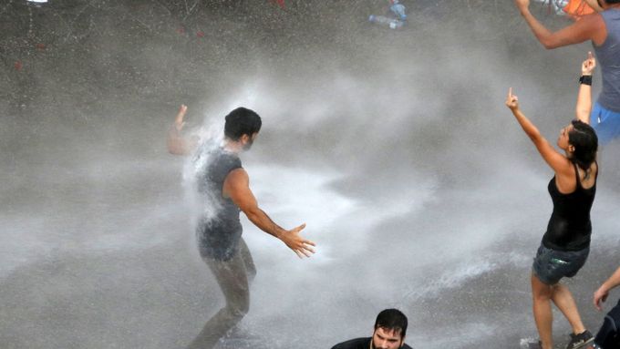 Policie proti demonstrantům v Bejrútu nasadila vodní děla.