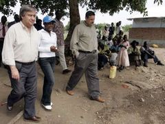 Vysoký komisař OSN pro uprchlíky Antonio Guterres (vlevo) na návštěvě v uprchlickém táboře Moyo na severu Ugandy
