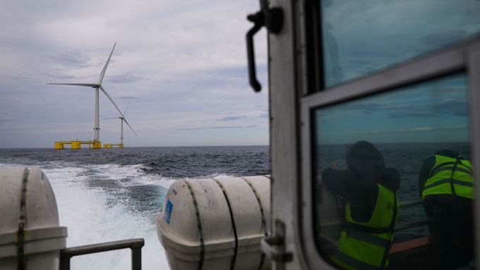 Plovoucí platforma pro výrobu větrné energie na moři leží asi 20 kilometrů od pobřeží Portugalska.