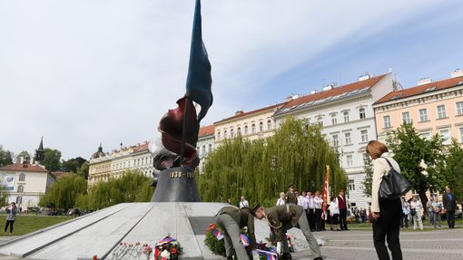 U památníku na pražském Klárově přibližně dvě stovky lidí uctily oběti domácího odboje proti nacistické okupaci v letech 1938 až 1945.