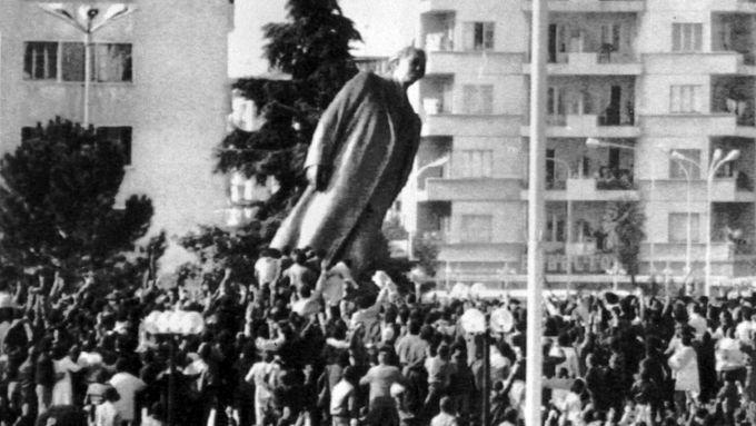 Svržení sochy zakladatele albánského komunismu Envera Hodži na náměstí v Tiraně, únor 1991.