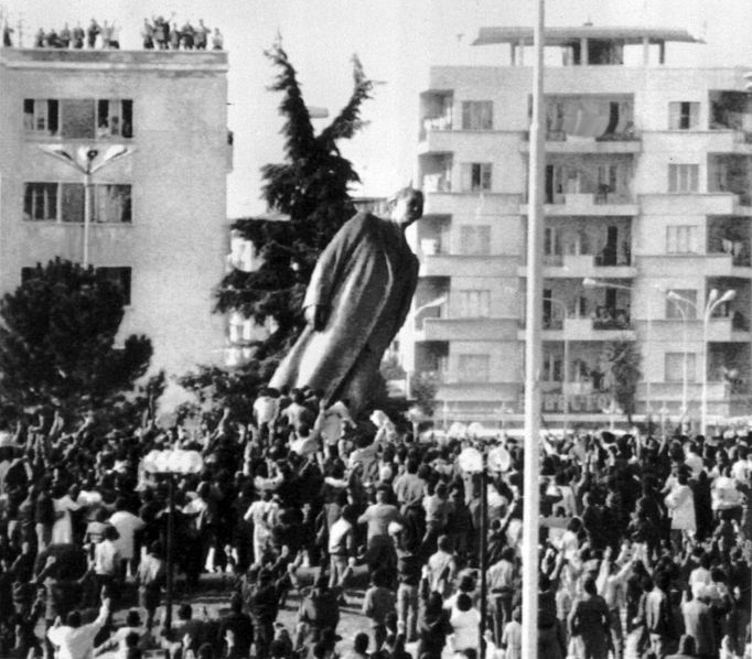 Svržení sochy zakladatele albánského komunismu Envera Hodži na náměstí v Tiraně, únor 1991.