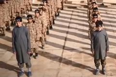 Dětských vojáků v řadách Islámského státu přibývá, za rok jich přišly o život desítky