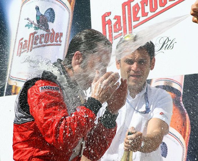 Třetí Heinz Harald Frentzen si vychutnává sprchu šampaňského po výborném závodě s Mattiasem Ekströmem (1.) a Tomem Kristensenem (2.) v Brně.
