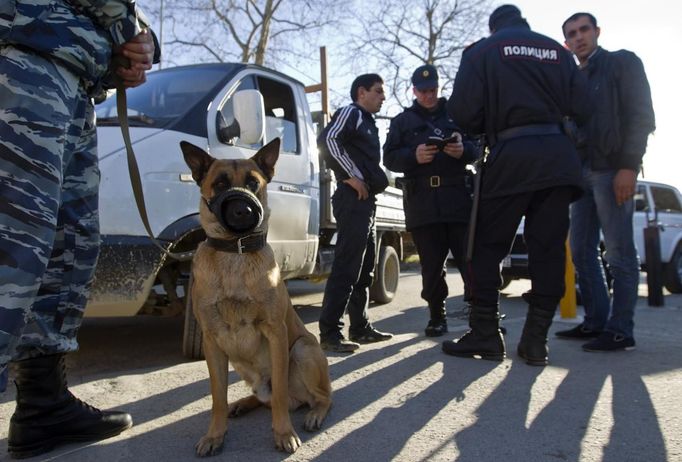 Ulice města jsou plné policistů.