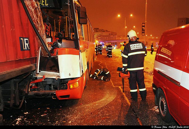 Nehoda autobusu a kamionu na Černém Mostě v Praze