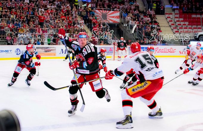 Třinec - Hradec, 4. semifinále play-off hokejové extraligy 2018: Martin Adamský se snaží protlačit přes Blaže Gregorce.