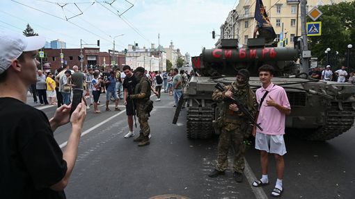 Lidé v ruském městě Rostov se zdraví s bojovníky Wagnerovy skupiny, kteří město obsadili.