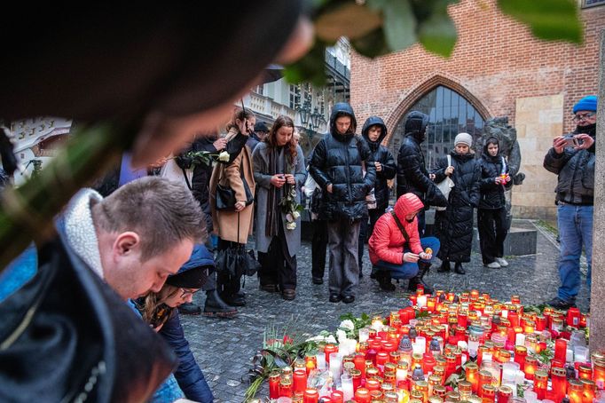 Pietní místo u Karolina 22. prosince, kam lidé po střelbě na Filosofické fakultě nosí květiny a svíčky.