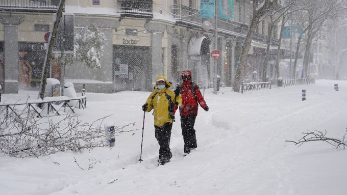 Centrem města na lyžích. Tak se Madriďané vypořádali s největší sněhovou kalamitou za 50 let