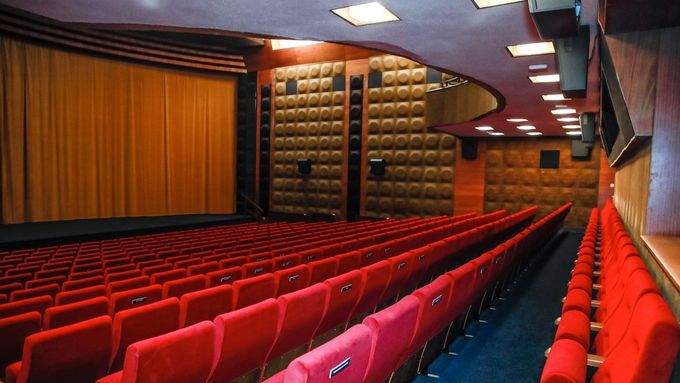 Univerzitní kino Scala využilo pandemickou uzávěru k rekonstrukci. Diváci se dočkali pohodlnějších sedaček. Do sálu už se ale zřejmě nevrátí.