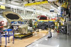 Výkon českého průmyslu se po půlročním růstu mírně propadl