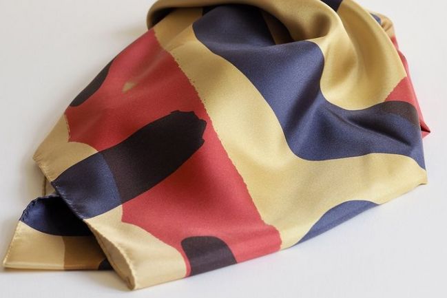 Hedvábný šátek od české designérky