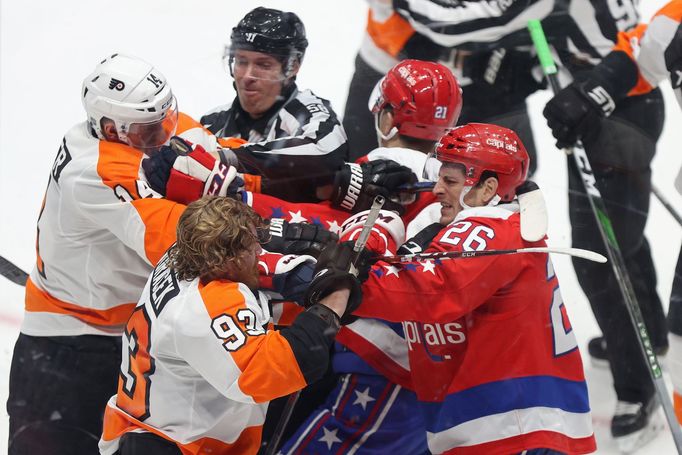 NHL 2019/20, Washington - Philadelphia: Jakub Voráček (93) a Nic Bowd (26) v šarvátce.