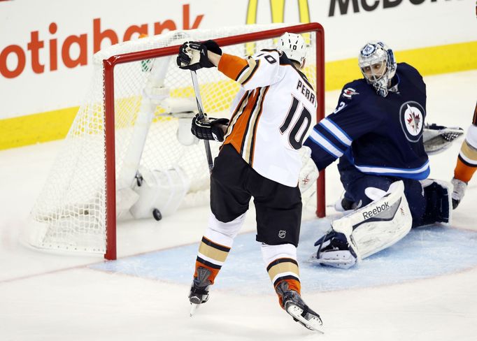 NHL, Anaheim - Winnipeg: Corey Perry (10) - Ondřej Pavelec (31)