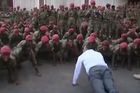Video: Etiopští vojáci přišli žádat o zvýšení platů. Premiér si s nimi udělal kliky