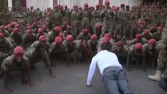 Etiopští vojáci vyhrožovali premiérovi smrtí, chtěli vyšší platy. Politik si s nimi zacvičil.