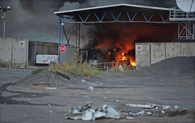 Prostor přechodu Jarinje v plamenech. Snímek z 27. 7. 2011.