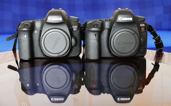 Původní Canon 6D je vlevo, nový 6D Mark II vpravo. Na první pohled téměř nepoznáte rozdíl, zvláště při pohledu zepředu.