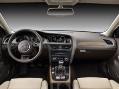 Přístrojová deska Audi A4 z roku 2012, tedy po faceliftu.