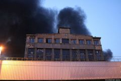 Hasiči uhasili oheň ve Vysočanech, škoda je přes 280 milionů